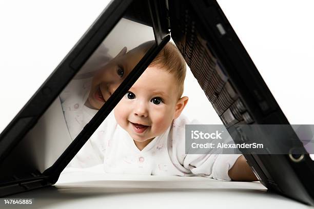 Piccolo Bambino Con Computer Portatile - Fotografie stock e altre immagini di Bambino piccolo - Bambino piccolo, Bebé, Bianco
