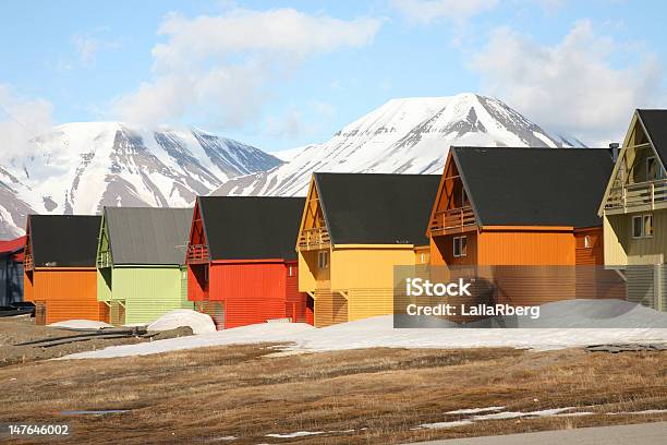 Casas En El Entorno Ártico Foto de stock y más banco de imágenes de Adosado - Adosado, Aire libre, Aldea