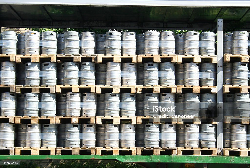 Bier und Fässer in einem Stapel - Lizenzfrei Alkoholisches Getränk Stock-Foto