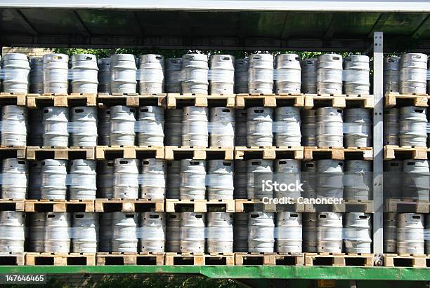 Bier Und Fässer In Einem Stapel Stockfoto und mehr Bilder von Alkoholisches Getränk - Alkoholisches Getränk, Aluminium, Behälter