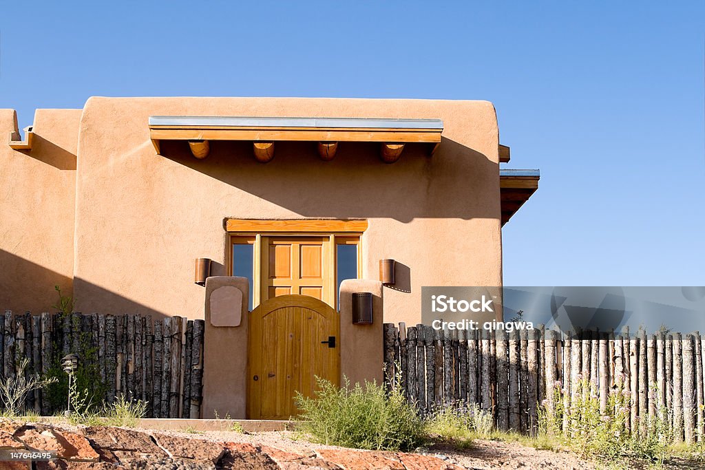 Adobe pojedyncze rodziny domu, podmiejskie Santa Fe w Nowym Meksyku, ogrodzenie - Zbiór zdjęć royalty-free (Dom - Budowla mieszkaniowa)
