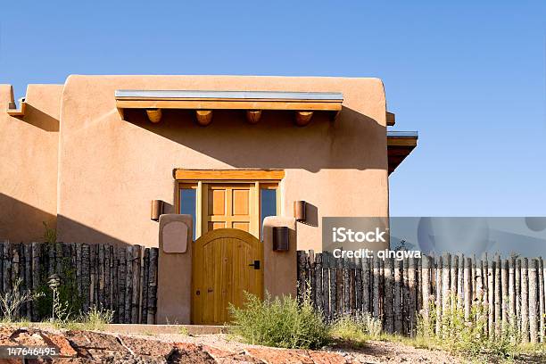 Adobe Pojedyncze Rodziny Domu Podmiejskie Santa Fe W Nowym Meksyku Ogrodzenie - zdjęcia stockowe i więcej obrazów Dom - Budowla mieszkaniowa