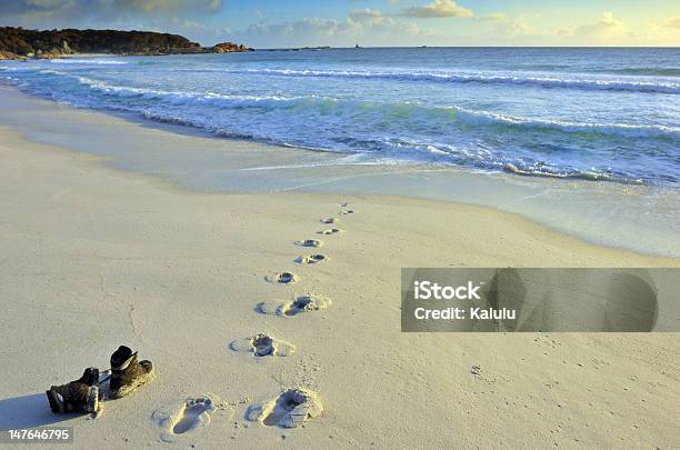 Stiefel Links Auf Den Strand Stockfoto und mehr Bilder von Abschied - Abschied, Abwesenheit, Brandung