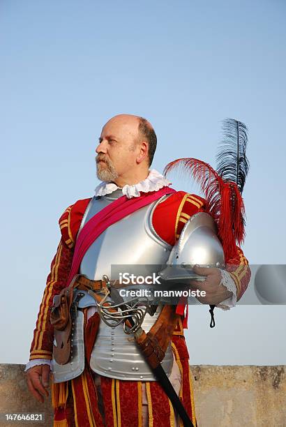 Cavaleiro Medieval - Fotografias de stock e mais imagens de Espada - Espada, 60-69 Anos, Admirar a Vista