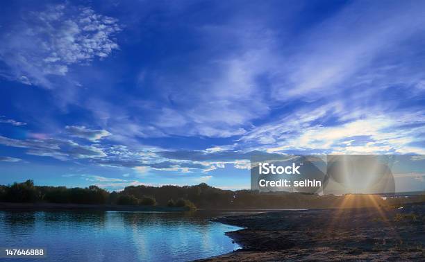 Photo libre de droit de Coucher De Soleil Sur Les Rives De La Rivière banque d'images et plus d'images libres de droit de Arbre - Arbre, Au bord de, Beauté de la nature