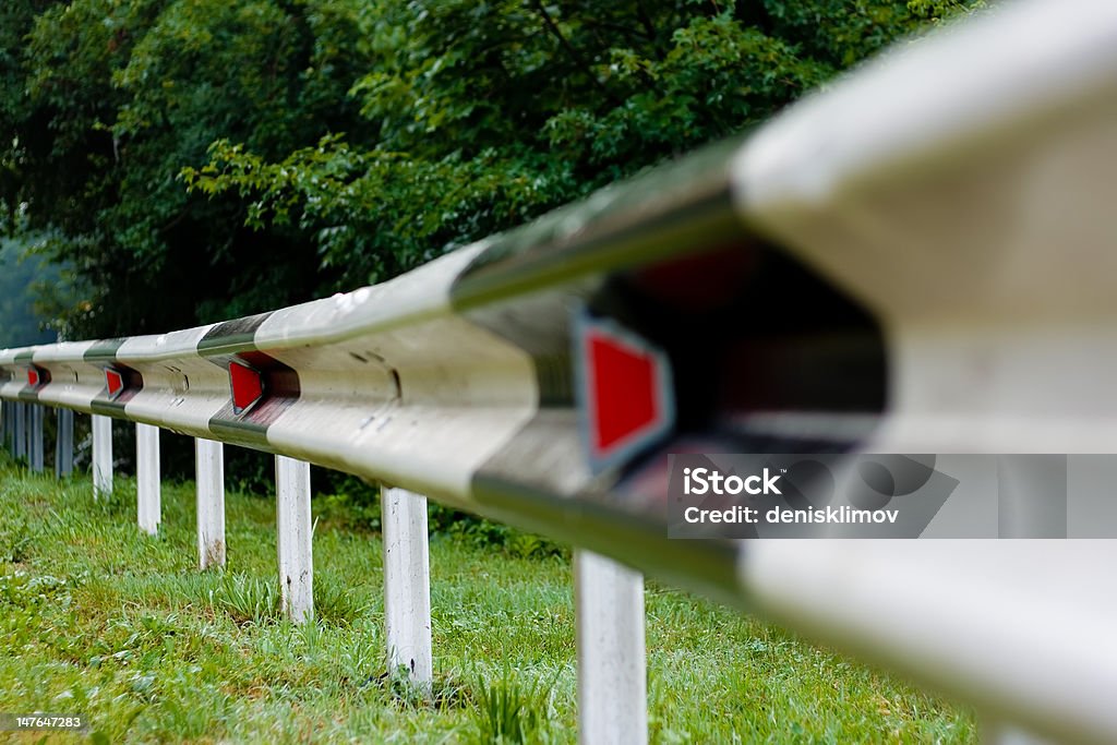 Шоссе guardrail перспективы - Стоковые фото Дорожный отражатель роялти-фри