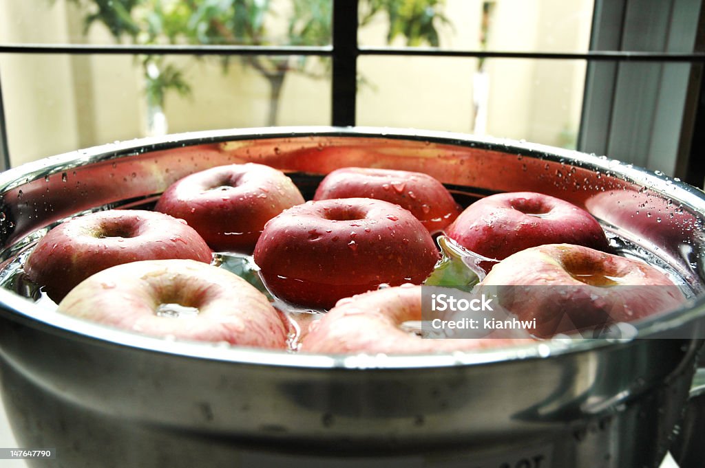 Manzanas rojas - Foto de stock de Flotar sobre agua libre de derechos