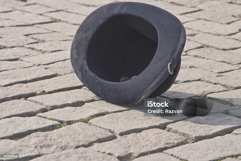 Cappello in strada - Foto stock royalty-free di Cappello