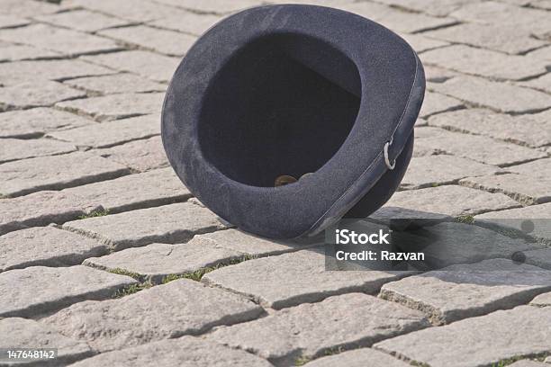 Cappello In Strada - Fotografie stock e altre immagini di Cappello - Cappello, Elemosina - Questioni sociali, Abiti pesanti