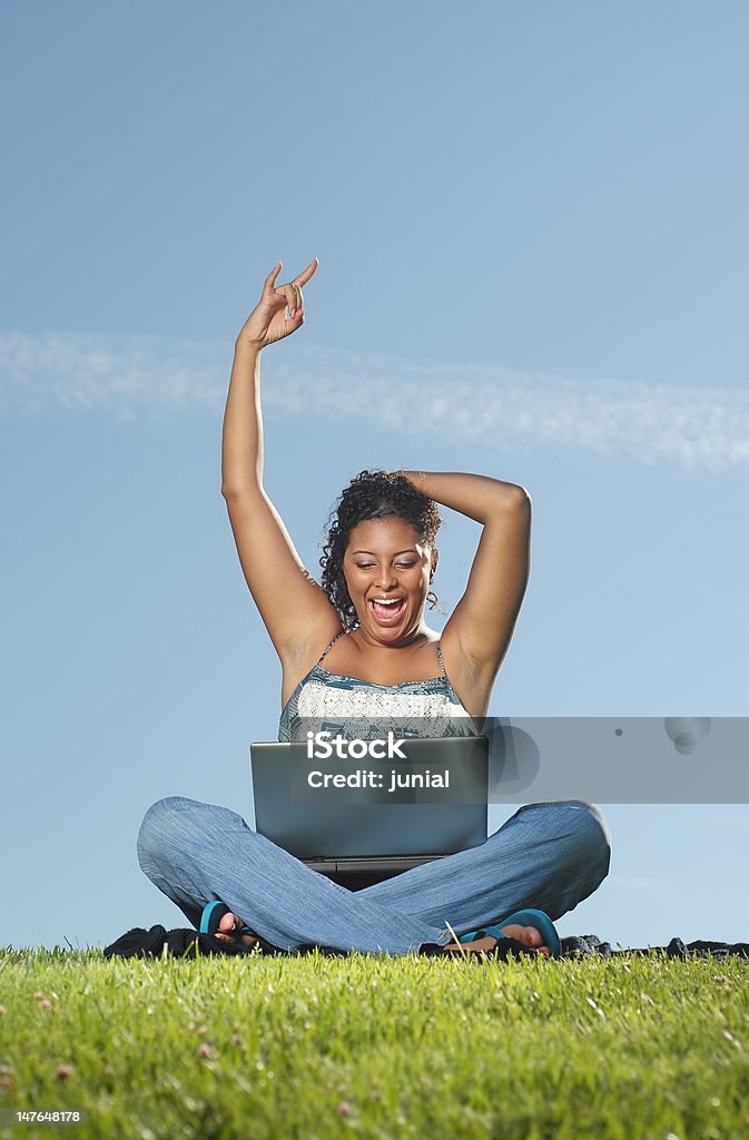 Feliz mujer en la computadora portátil - Foto de stock de Ordenador portátil libre de derechos