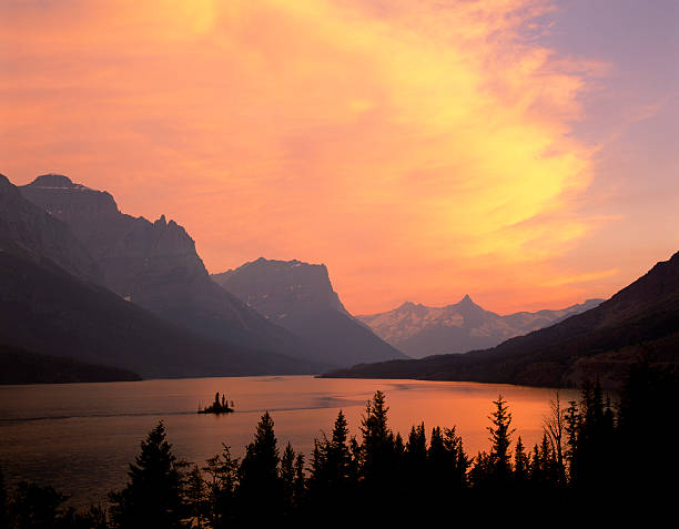 ígneo céu sobre lago st mary - lake us glacier national park cloudscape cloud imagens e fotografias de stock