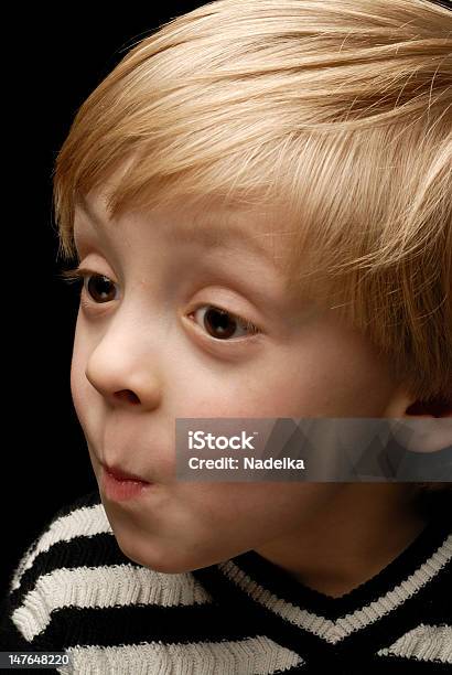 Menino Contra Fundo Preto Fazer Engraçado Rostos - Fotografias de stock e mais imagens de Criança - Criança, Grande, Olho