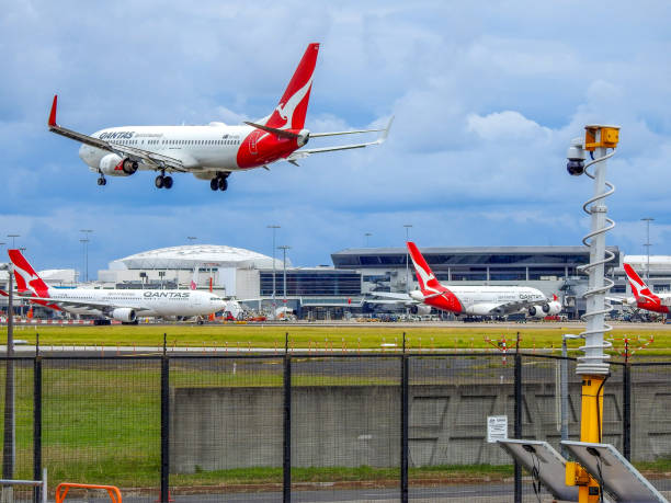 qantas a330, a380, b737 und b787 - boeing 787 fence airport security stock-fotos und bilder