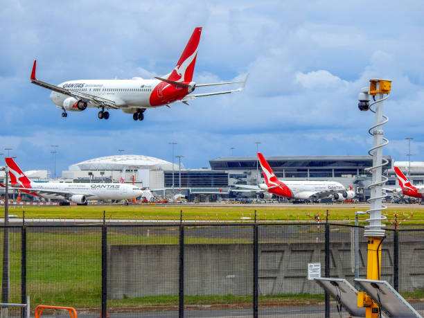 qantas a330, a380, b737 y b787 - boeing 787 fence airport security fotografías e imágenes de stock