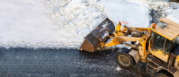 czyszczenie i sprzątanie dróg w mieście od śniegu w zimie - clear sky construction vehicle bulldozer commercial land vehicle zdjęcia i obrazy z banku zdjęć