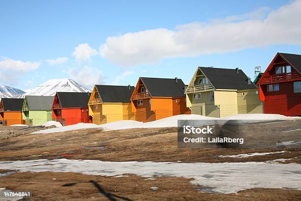 Foto de Casas Em Uma Fileira Em Svalbard e mais fotos de stock de Aldeia - Aldeia, Arquitetura, Casa