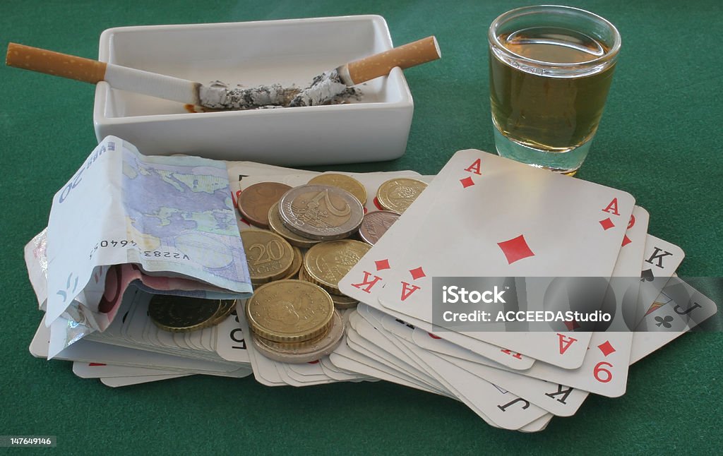 Карты, деньги, виски и сигарет - Стоковые фото Алкоголь - напиток роялти-фри