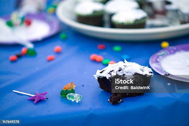 Bolinho Em Uma Tabela - Fotografias de stock e mais imagens de Aniversário - Aniversário, Ao Ar Livre, Bolinho