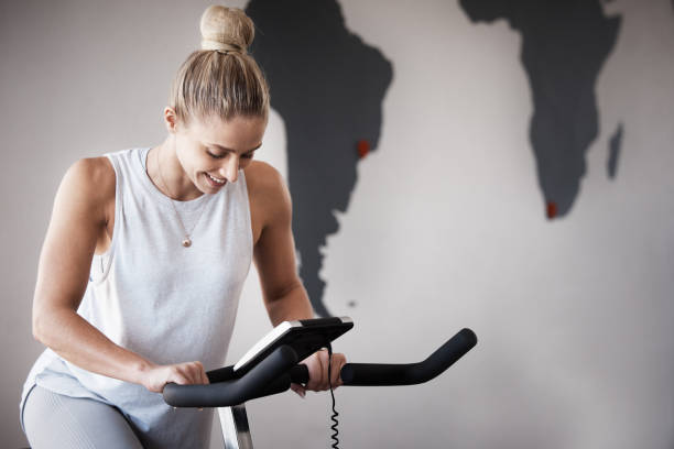 Fitness, gym bike and woman cycling for cardio performance, body wellness and exercise mockup. Health goals, exercise bicycle mock up or athlete girl happy for workout, sports training or power challenge fitness, bicicleta de gimnasio y ciclismo femenino para el rendimiento cardiovascular, el bienestar corporal y la maqueta de ejercicios. objetivos de salud, maqueta de bicicleta de spinning o chica atleta feliz para el entrenamiento, entrenamiento deportiv