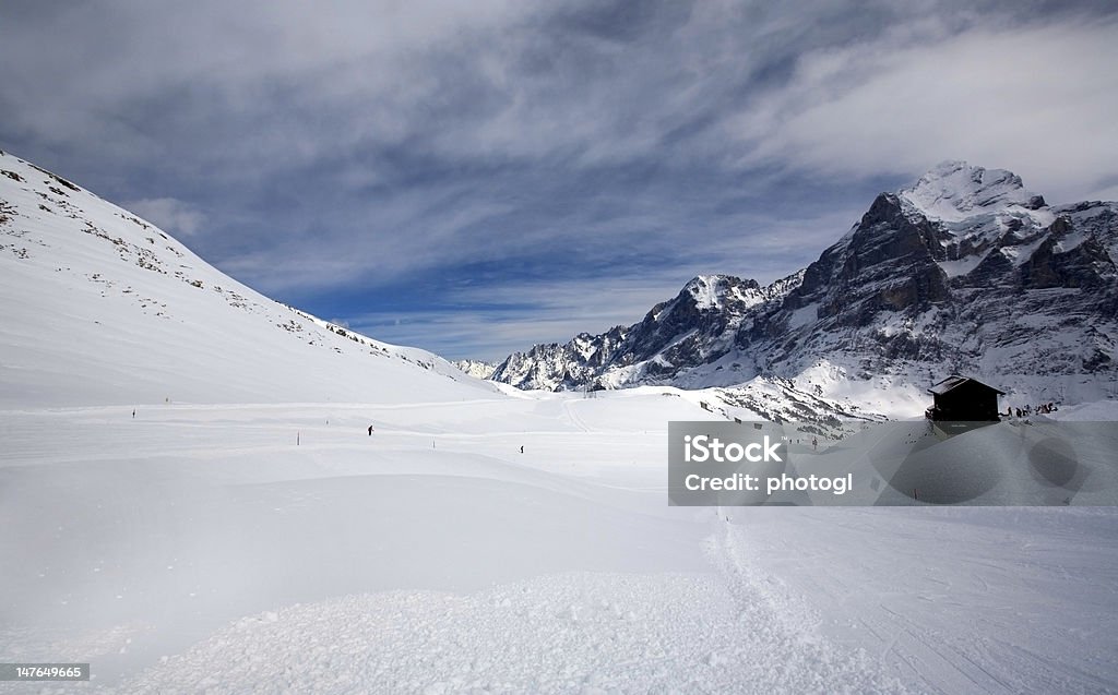 Campo vuoto di neve con piccola capanna - Foto stock royalty-free di Alpi