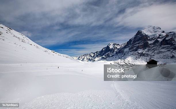 Campo Vuoto Di Neve Con Piccola Capanna - Fotografie stock e altre immagini di Alpi - Alpi, Alpi Bernesi, Ambientazione esterna
