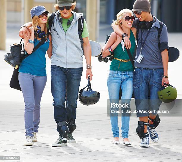 행복한 젊은 커플들에게 함께 거리 걷기 4 명에 대한 스톡 사진 및 기타 이미지 - 4 명, 가득 찬, 거리