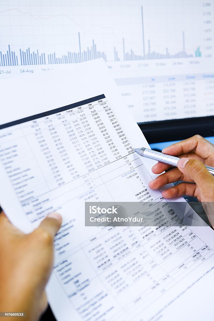 Analizing mercado de ações - Foto de stock de Analisar royalty-free