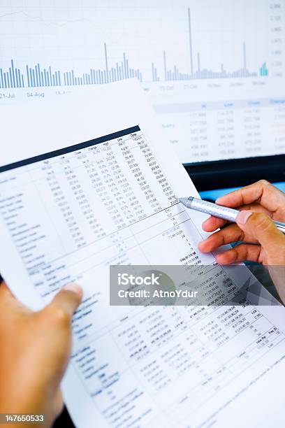 Foto de Analizing Mercado De Ações e mais fotos de stock de Analisar - Analisar, Bolsa de valores e ações, Caneta