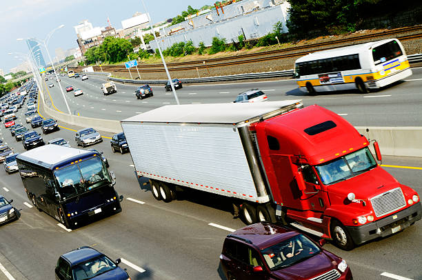 rojo camión en la carretera - autopista de cuatro carriles fotografías e imágenes de stock