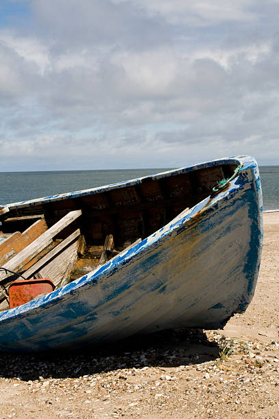 Vecchia barca in spiaggia - foto stock