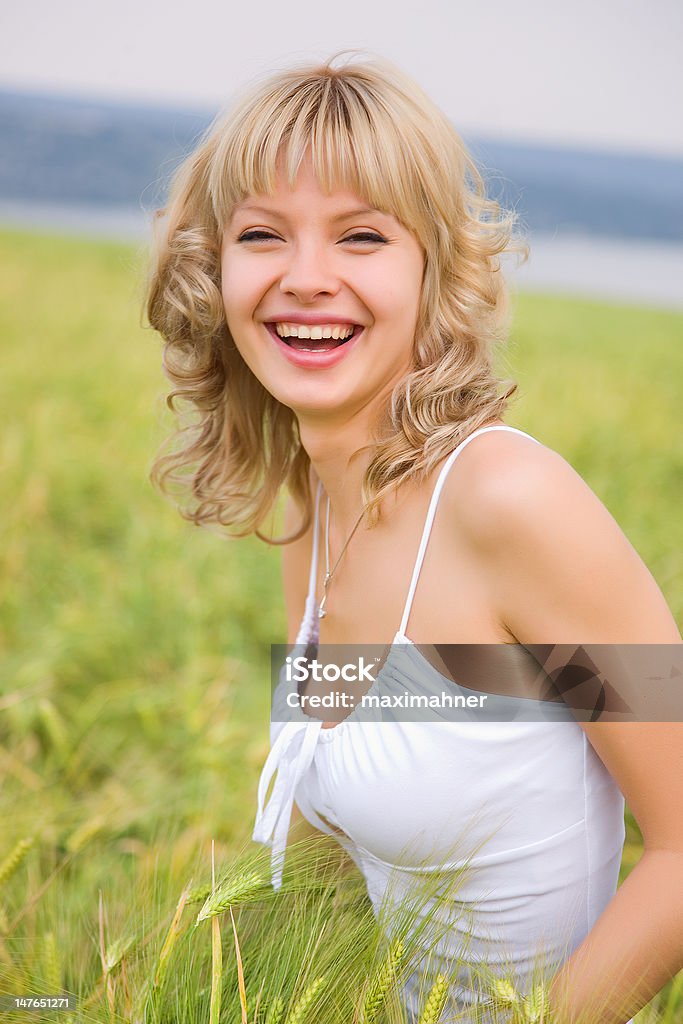 Souriant fille dans le champ de blé - Photo de Adulte libre de droits