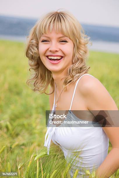 笑顔の女の子のフィールドの小麦 - 1人のストックフォトや画像を多数ご用意 - 1人, まぶしい, カラー画像