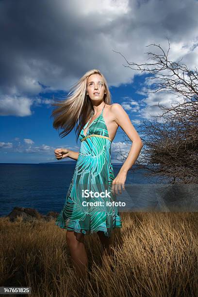 Retrato Da Mulher - Fotografias de stock e mais imagens de 20-24 Anos - 20-24 Anos, Adulto, Ao Ar Livre