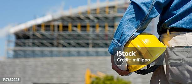 Bauarbeiter Holding Schutzhelm Stockfoto und mehr Bilder von Vorarbeiter - Vorarbeiter, Baugewerbe, Leitende Position