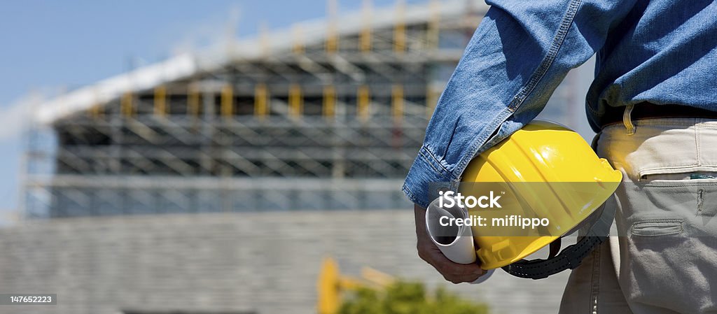 Construction Travailleur tenant hard hat - Photo de Contremaître libre de droits