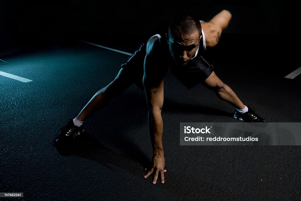 Splendido Ritratto di attraente uomo con tatuaggio stretching per il fitness - Foto stock royalty-free di Abbigliamento intimo