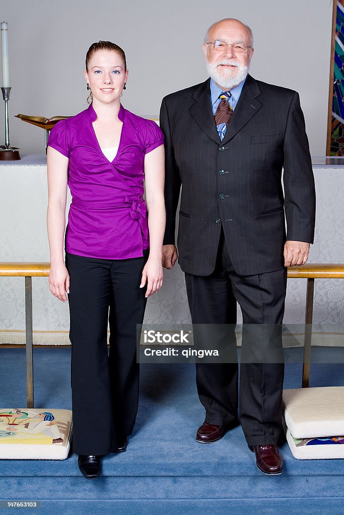 Sênior homem branco Jovem mulher e os frequentadores no Altar da igreja - Foto de stock de 60 Anos royalty-free