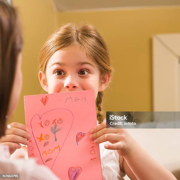 Menina Dando Mãe Um Desenho - Fotografias de stock e mais imagens de Desenhar - Desenhar, Desenho, Criança