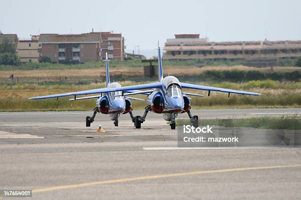 Dwa Samoloty Patrouille De France - zdjęcia stockowe i więcej obrazów Autorytet - Autorytet, Baza wojskowa, Fotografika