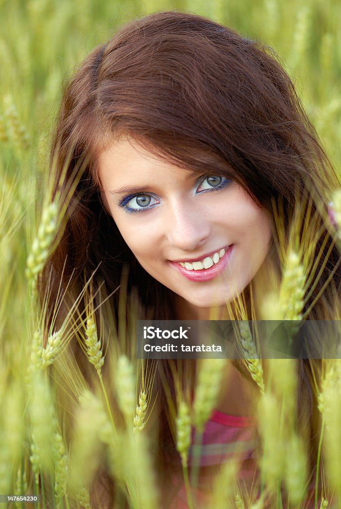 Garota em um campo - Foto de stock de 16-17 Anos royalty-free