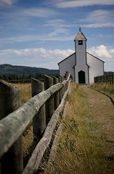 alten vereinigte kirche - steeple outdoors vertical alberta stock-fotos und bilder