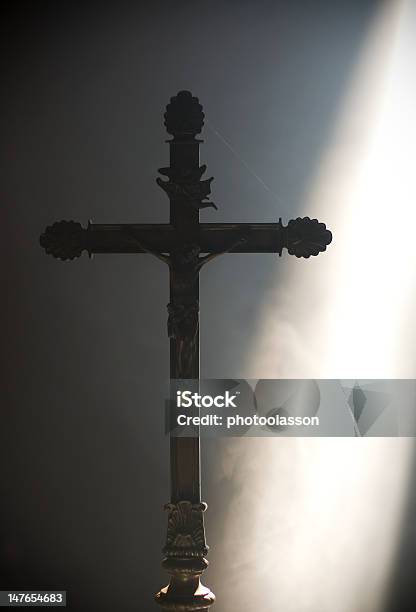 Photo libre de droit de Christian Cross Avec Un Rayons De La Lumière Divine banque d'images et plus d'images libres de droit de Antiquités