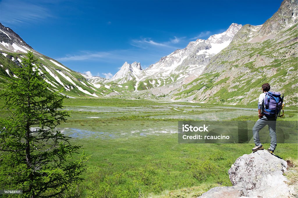 Botas de montaña con - Foto de stock de Valle de Aosta libre de derechos