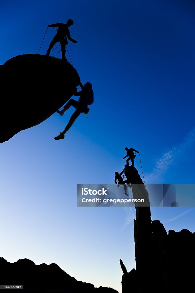 Équipe de grimpeurs pour atteindre le sommet. - Photo de Descente en rappel libre de droits