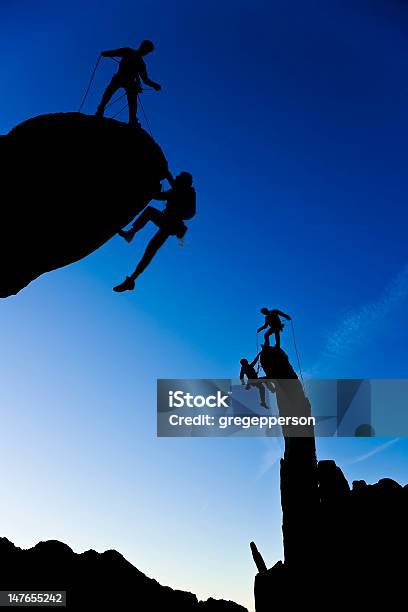 Photo libre de droit de Équipe De Grimpeurs Pour Atteindre Le Sommet banque d'images et plus d'images libres de droit de Descente en rappel - Descente en rappel, Abrupt, Activité de loisirs