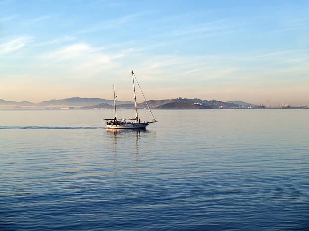 zwei masten yacht vorgelegten über stilles mineralwasser - motoring stock-fotos und bilder