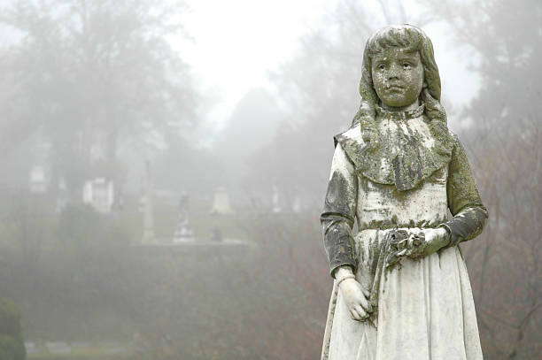 estatua de cementerio - sculpture gothic style grave spooky fotografías e imágenes de stock