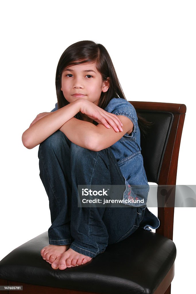 Petite fille assise sur un tabouret de bar - Photo de 8-9 ans libre de droits