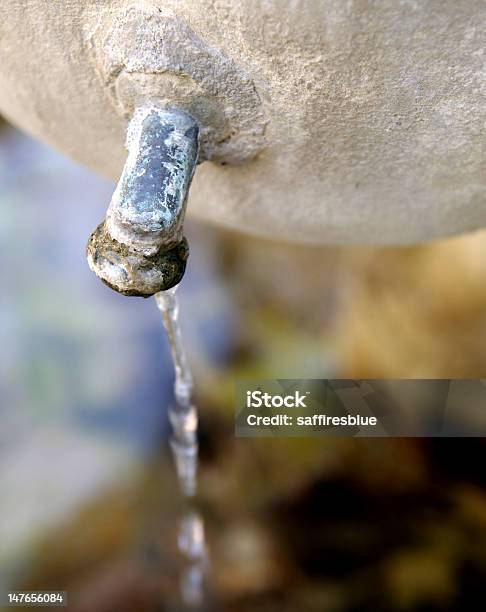 Old Estrellas Faucet Foto de stock y más banco de imágenes de Agua - Agua, Agua potable, Aire libre