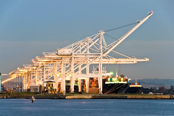 夕暮れの商業港 - oakland california commercial dock harbor california ストックフォトと画像